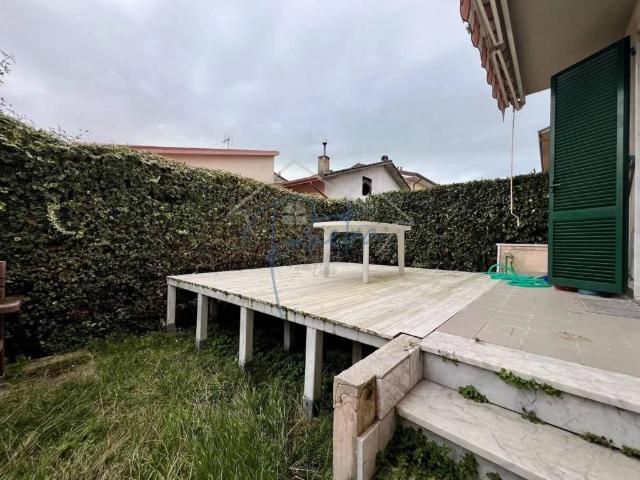 Villa Indipendente in vendita a Marina di Massa, Marina Di Massa