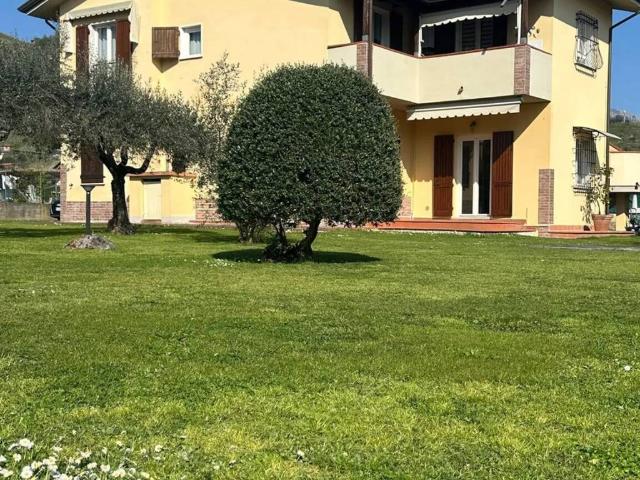 Villa Indipendente in vendita a San Lorenzo, Marina Di Massa