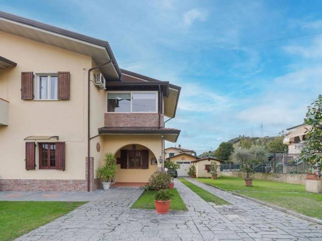 Villa Indipendente in vendita a San Lorenzo, Marina Di Massa