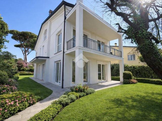 Villa Indipendente in vendita a Marina di Massa, Marina Di Massa