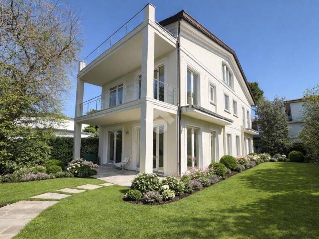 Villa Indipendente in vendita a Marina di Massa, Marina Di Massa