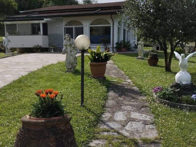 Villa Indipendente in vendita a Marina Di Massa, Toscana
