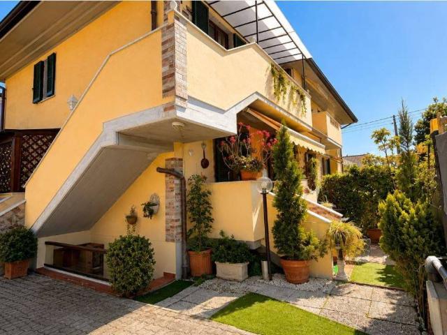 Villa Indipendente in vendita a Marina di Massa, Marina Di Massa