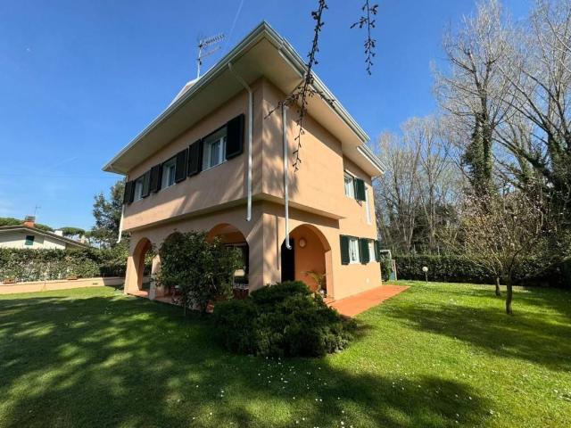Villa Indipendente in vendita a Poveromo, Marina Di Massa