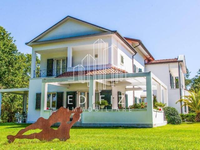 Villa Indipendente in vendita a Marina Di Massa, Toscana