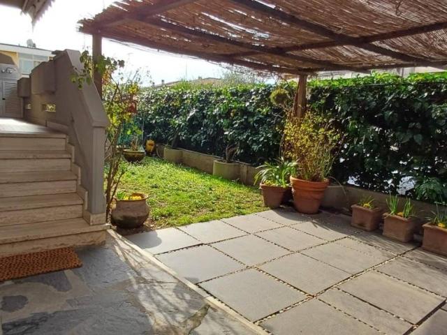 Villa Indipendente in vendita a Marina di Massa, Marina Di Massa