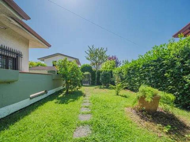 Villa Indipendente in vendita a Marina di Massa, Marina Di Massa