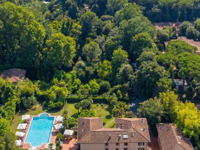 Villa Indipendente in vendita a Marina di Massa, Marina Di Massa