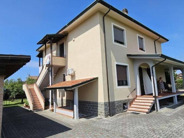 Villa Indipendente in vendita a Marina di Massa, Marina Di Massa