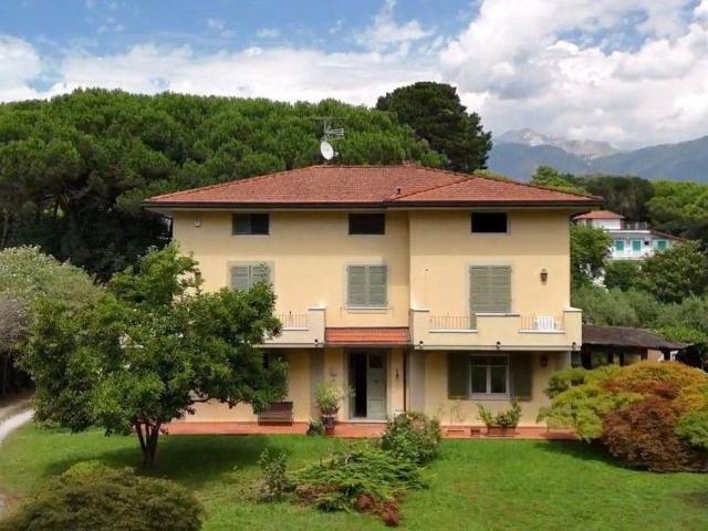 Villa Indipendente in vendita a Marina di Massa, Marina Di Massa