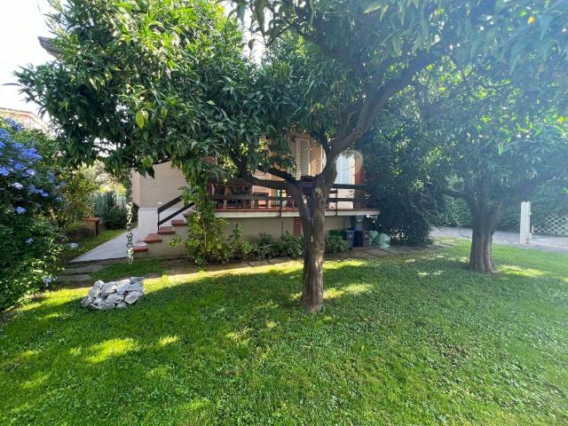 Villa Indipendente in vendita a San Carlo, Marina Di Massa