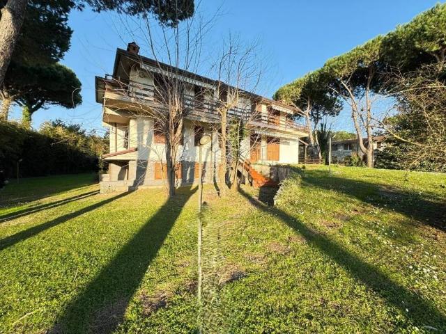 Villa Indipendente in vendita a Marina di Massa, Marina Di Massa