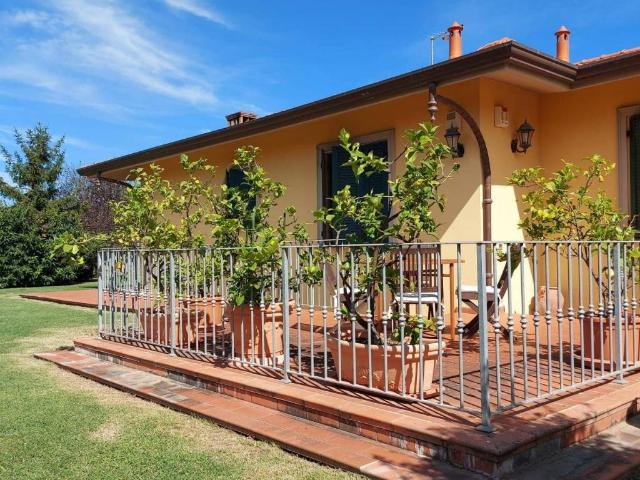 Villa Indipendente in vendita a Poggiolo, Marina Di Massa