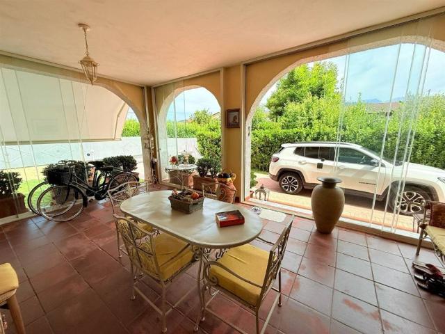 Villa Indipendente in vendita a Marina di Massa, Marina Di Massa