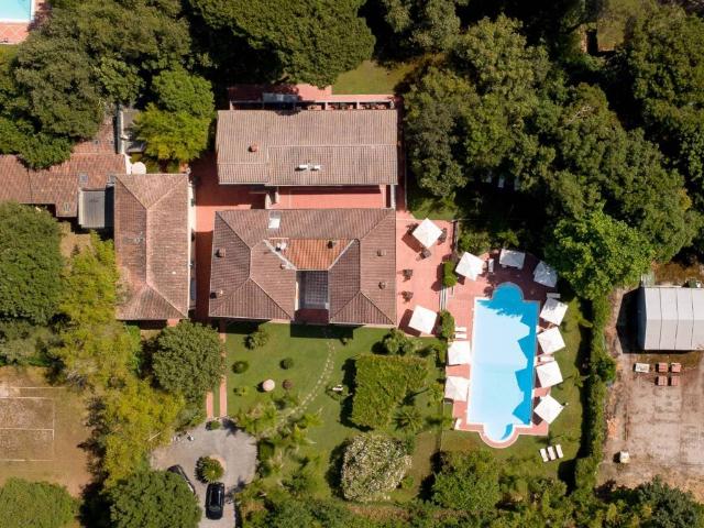 Villa Indipendente in vendita a Marina di Massa, Marina Di Massa