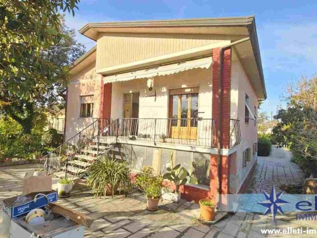 Villa Indipendente in vendita a Marina di Massa, Marina Di Massa