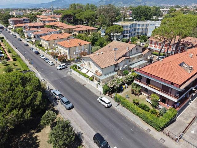 Villa Indipendente in vendita a Marina di Massa, Marina Di Massa