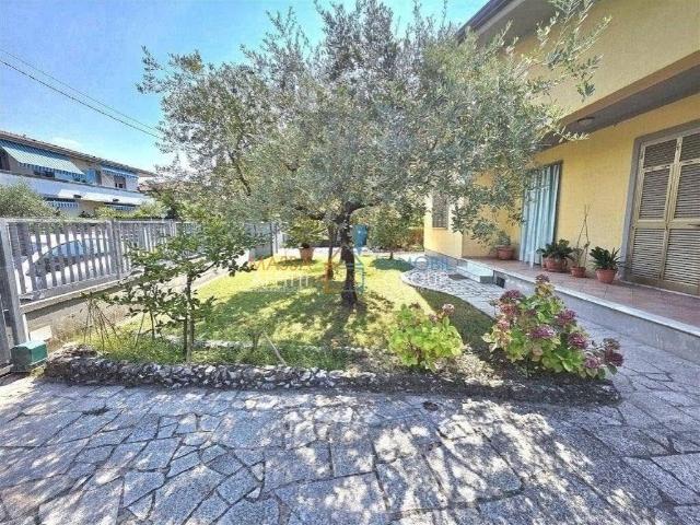 Villa Indipendente in vendita a Marina di Massa, Marina Di Massa