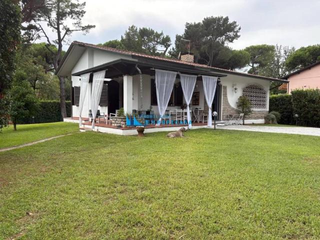 Villa Indipendente in vendita a Poveromo, Marina Di Massa