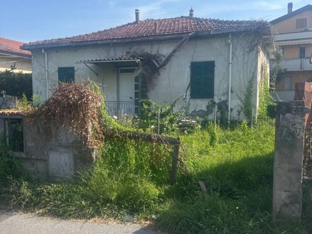Villa Indipendente in vendita a Marina di Massa, Marina Di Massa