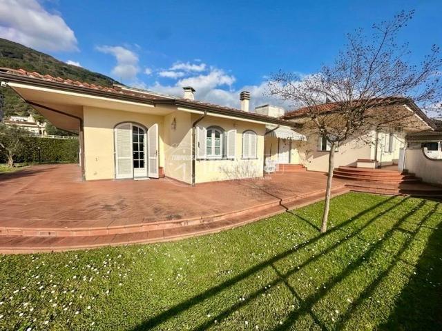 Villa Indipendente in vendita a Marina Di Massa, Toscana