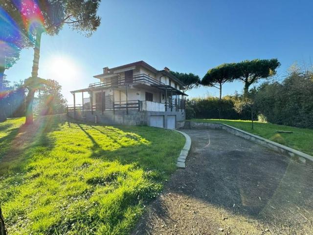 Villa Indipendente in vendita a Marina di Massa, Marina Di Massa