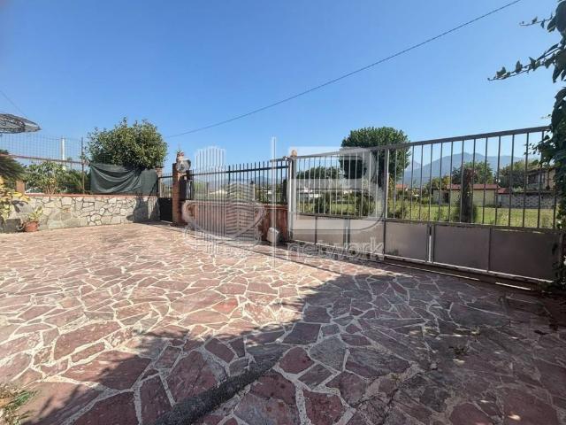 Villa Indipendente in vendita a Marina di Massa, Marina Di Massa