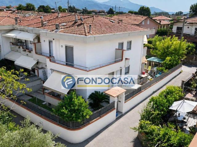 Villa Indipendente in vendita a Marina di Massa, Marina Di Massa
