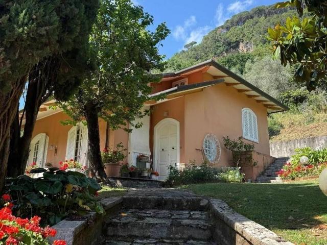 Villa Indipendente in vendita a Marina Di Massa, Toscana
