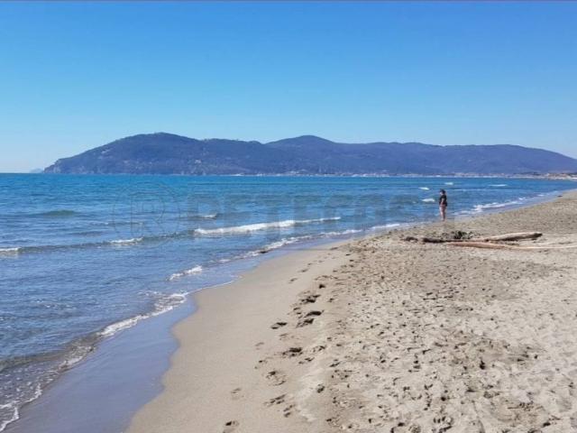 Villa Indipendente in vendita a Marina di Massa, Marina Di Massa