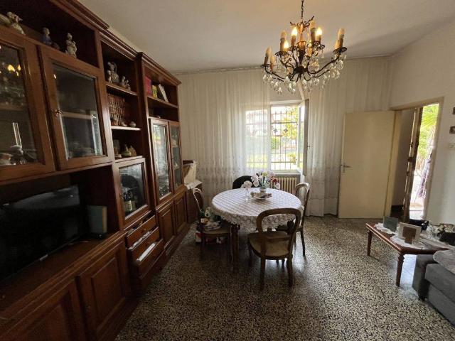 Villa Indipendente in vendita a Marina di Massa, Marina Di Massa