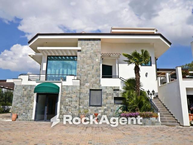 Villa Indipendente in vendita a Serra Venerdì, Matera