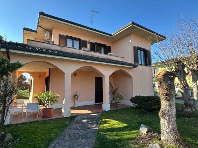 Villa Indipendente in vendita a Mede, Lombardia