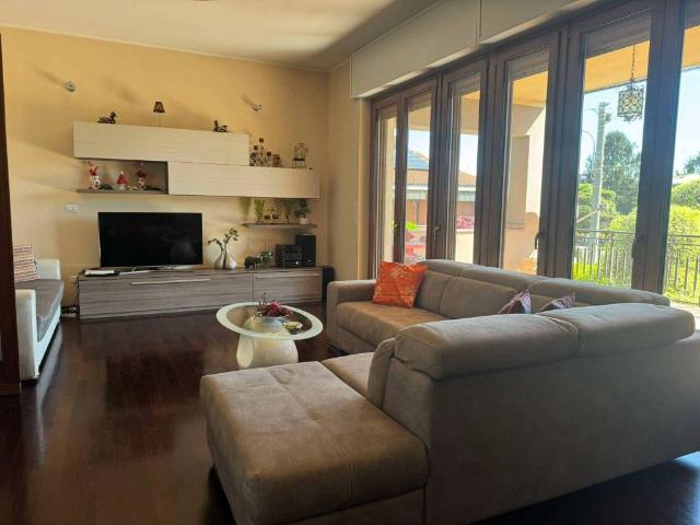Villa Indipendente in vendita a Mede, Pavia