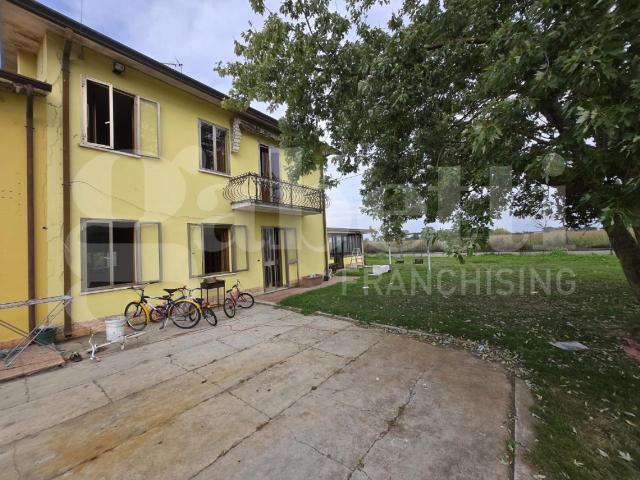 Villa Indipendente in vendita a Melara, Veneto