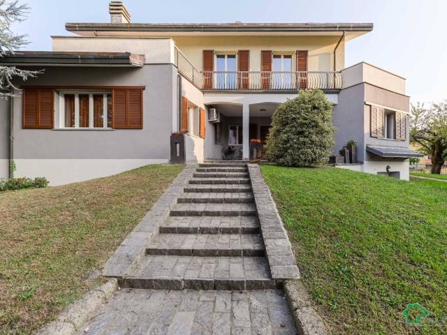 Villa Indipendente in vendita a Melegnano, Lombardia