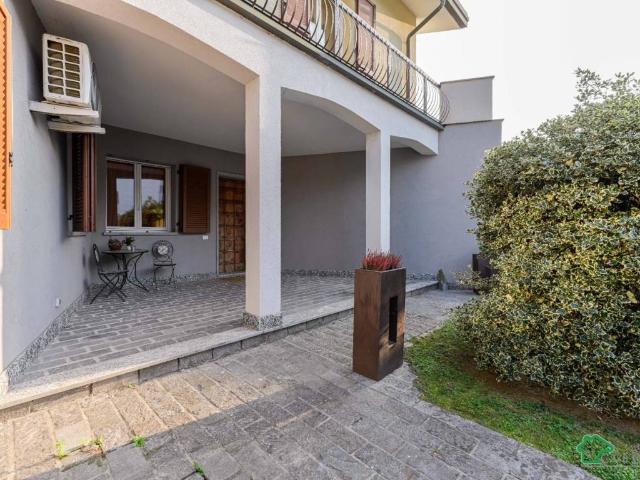Villa Indipendente in vendita a Melegnano, Lombardia