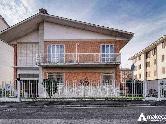 Villa Indipendente in vendita a Melegnano, Lombardia