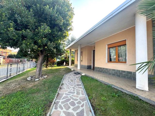 Villa Indipendente in vendita a Mesero, Milano