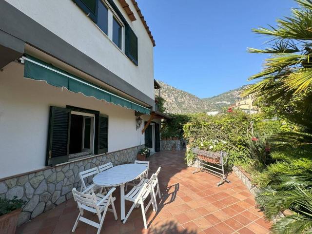 Villa Indipendente in vendita a Meta, Campania