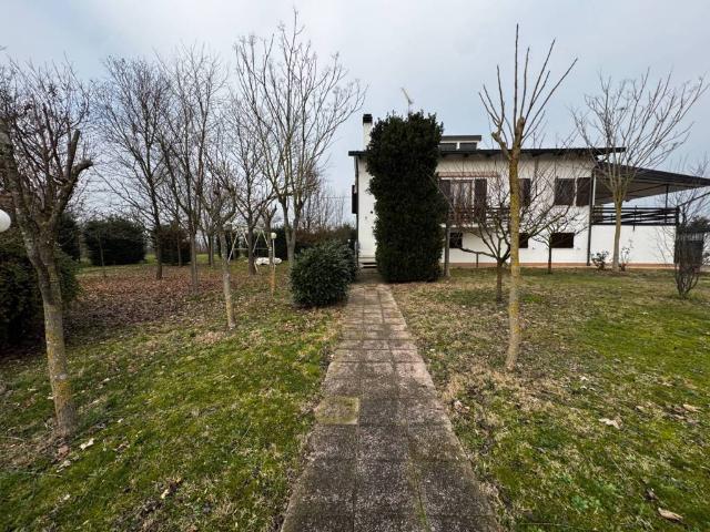 Villa Indipendente in vendita a Mirandola, Modena