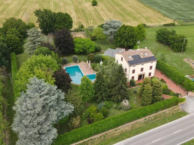 Villa Indipendente in vendita a Mirandola, Modena