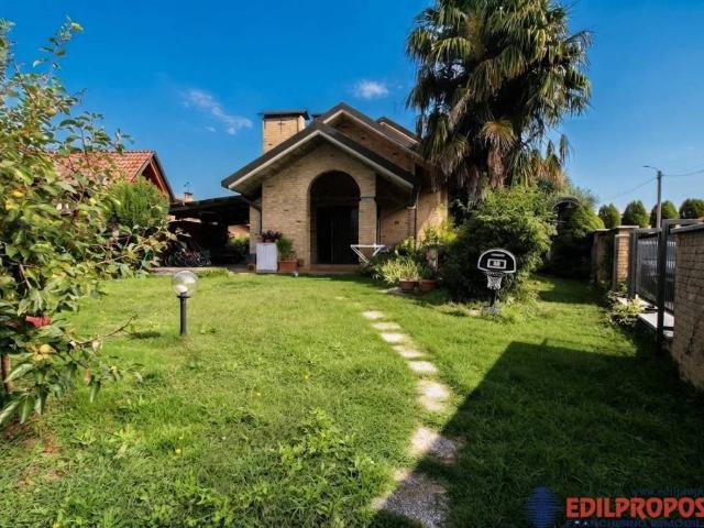 Villa Indipendente in vendita a Misinto, Lombardia