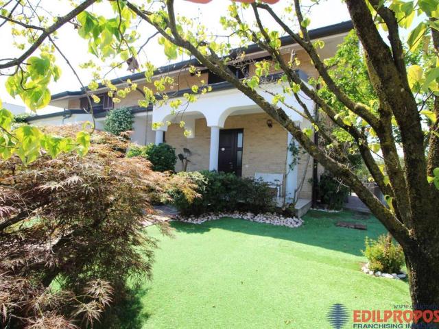 Villa Indipendente in vendita a Misinto, Lombardia