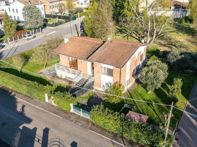 Villa Indipendente in vendita a Moglia, Lombardia