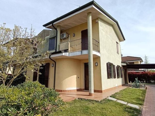 Villa Indipendente in vendita a Moglia, Lombardia