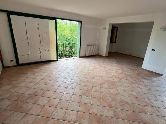 Villa Indipendente in vendita a Mompeo, Lazio