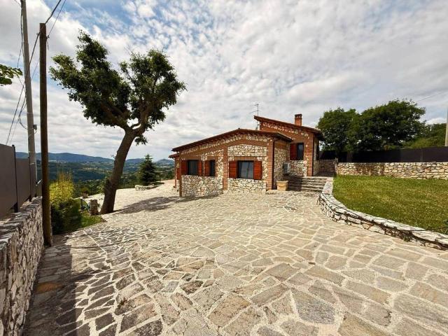 Villa Indipendente in vendita a Mompeo, Lazio