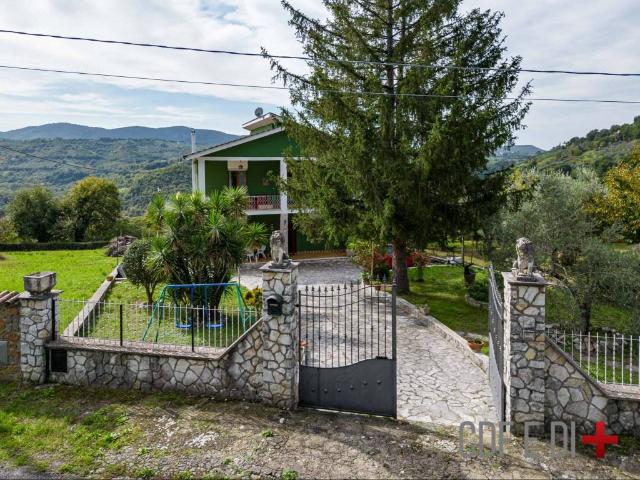 Villa Indipendente in vendita a Mompeo, Lazio