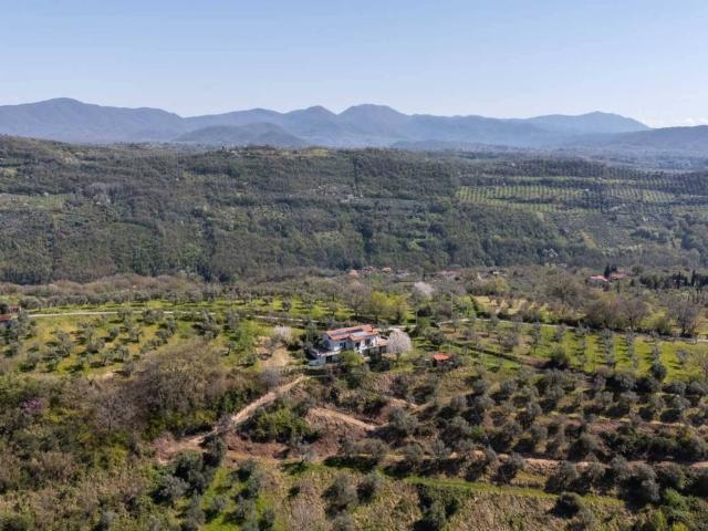Villa Indipendente in vendita a Mompeo, Lazio